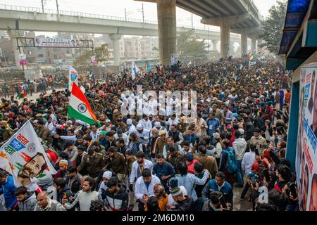 Neu-Delhi, Indien. 03. Januar 2023. Riesige Menschenmenge, die an Bharat Jodo Yatra teilnahm, einer laufenden Massenbewegung, die vom indischen Nationalkongress (politische Partei in Indien) organisiert wurde. Rahul Gandhi, Führer der wichtigsten politischen Partei Indiens, marschierte zusammen mit seinen Anhängern in die Landeshauptstadt. Teil seiner fünfmonatigen 3.570km km (2.218 Meilen) langen Landwanderung durch 12 Staaten von Kanyakumari im Süden Indiens nach Kaschmir im Norden Indiens. Kredit: SOPA Images Limited/Alamy Live News Stockfoto