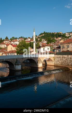 Die Steinbrücke Å eher-Ä†ehaja, die den Fluss Miljacka in Sarajevo, Bosnien, überquert Stockfoto