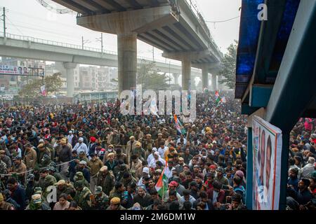 Neu-Delhi, Indien. 03. Januar 2023. Riesige Menschenmenge, die an Bharat Jodo Yatra teilnahm, einer laufenden Massenbewegung, die vom indischen Nationalkongress (politische Partei in Indien) organisiert wurde. Rahul Gandhi, Führer der wichtigsten politischen Partei Indiens, marschierte zusammen mit seinen Anhängern in die Landeshauptstadt. Teil seiner fünfmonatigen 3.570km km (2.218 Meilen) langen Landwanderung durch 12 Staaten von Kanyakumari im Süden Indiens nach Kaschmir im Norden Indiens. Kredit: SOPA Images Limited/Alamy Live News Stockfoto