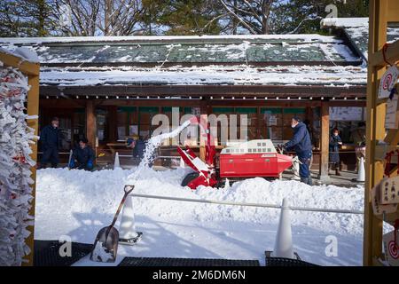 Hokkaido, Japan - 21. Dezember 2022 : Arbeiter führen Schneeräumarbeiten am Hokkaido-Schrein in Sapporo, Hokkaido, durch Stockfoto