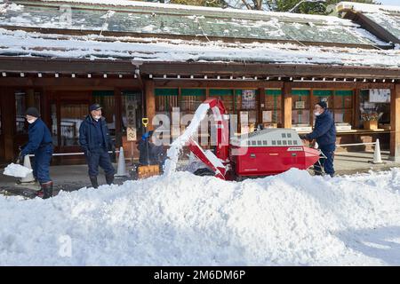 Hokkaido, Japan - 21. Dezember 2022 : Arbeiter führen Schneeräumarbeiten am Hokkaido-Schrein in Sapporo, Hokkaido, durch Stockfoto