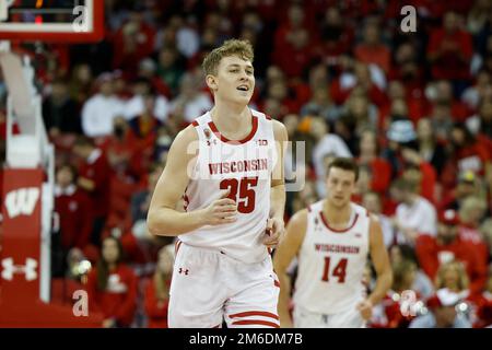 Madison, WI, USA. 3. Januar 2023. Im Kohl Center in Madison, WI, haben die Dachse von Wisconsin während des NCAA-Basketballspiels Markus ilver (35) zwischen den Minnesota Golden Gophers und den Dachse von Wisconsin ins Leben gerufen. Darren Lee/CSM/Alamy Live News Stockfoto