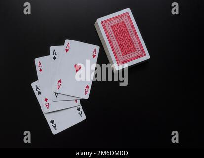 Abbildung: Spielkarten auf schwarzem Hintergrund Stockfoto