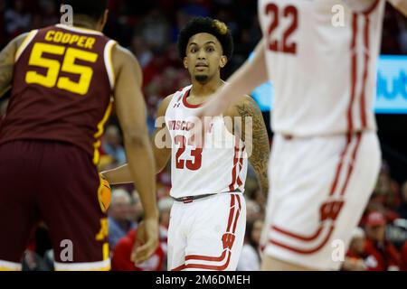 Madison, WI, USA. 3. Januar 2023. Im Kohl Center in Madison, WI, bewachen die Dachse von Wisconsin während des NCAA-Basketballspiels zwischen den Minnesota Golden Gophers und den Dachse von Wisconsin Chucky Hepburn (23). Darren Lee/CSM/Alamy Live News Stockfoto