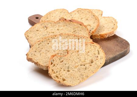 Geschnittenes Brot auf einem Schneidebrett, isoliert auf Weiß Stockfoto
