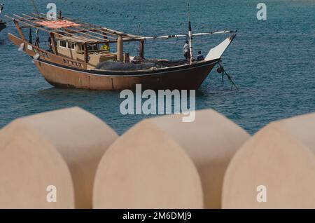 Traditionelle Dhow im Hafen von Sur, Oman. Stockfoto