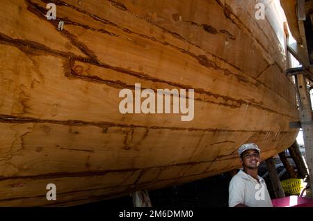 Der Bau der omanischen Dhow erfolgte unter Verwendung traditioneller Methoden und Materialien Stockfoto