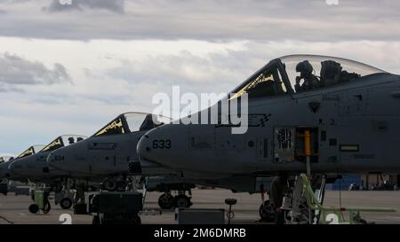 USA Airforce A10 Thunderbolt II „Warthogs“ vom 190. Kampfgeschwader, 12. Kampfflug, Idaho National Guard, bereiten Sie sich auf den Start auf der Gowen Air National Guard Base in Boise, Idaho, während der Übung Garnet Rattler, 25. April 2022, vor. Garnet Rattler ist eine gemeinsame Übung von Marines, Soldaten und Flugzeugen, um Joint Terminal Attack Controller (JTAC) zu trainieren und zu qualifizieren, damit sie effizienter und tödlicher in einer realistischen Trainingsumgebung sind. Stockfoto