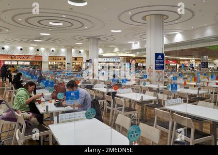 Hokkaido, Japan - 21. Dezember 2022: Japanischer Indoor Food Court im Mitsui Outlet Park, Hokkaido, Japan Stockfoto