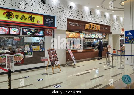 Hokkaido, Japan - 21. Dezember 2022: Japanischer Indoor Food Court im Mitsui Outlet Park, Hokkaido, Japan Stockfoto