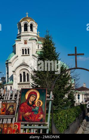 Religiöse Symbole zum Verkauf auf einem Flohmarkt in der Nähe der Alexander-Nevski-Kathedrale, Sofia, Bulgarien, Europa, Stockfoto