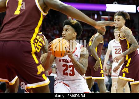 Madison, WI, USA. 3. Januar 2023. Im Kohl Center in Madison, WI, bewachen die Dachse von Wisconsin während des NCAA-Basketballspiels zwischen den Minnesota Golden Gophers und den Dachse von Wisconsin Chucky Hepburn (23). Darren Lee/CSM/Alamy Live News Stockfoto