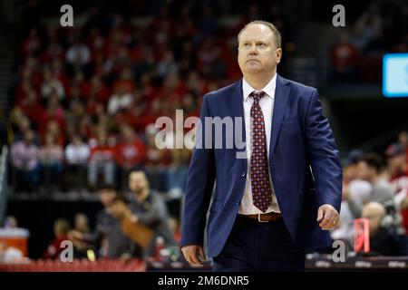 Madison, WI, USA. 3. Januar 2023. Im Kohl Center in Madison, WI, sind die Dachs von Wisconsin Cheftrainer Greg Gard während des NCAA-Basketballspiels zwischen den Minnesota Golden Gophers und den Wisconsin-Dachs. Darren Lee/CSM/Alamy Live News Stockfoto