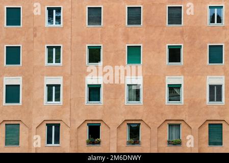 Frontansicht der Fassade des Gebäudes mit vielen Fenstern. Stockfoto