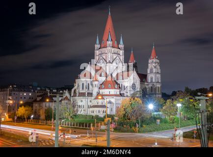 Blick auf die St. Franziskus von Assisi Kirche von der Brücke über die Donau, Wien, Österreich. Stockfoto