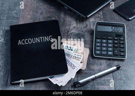 Buchfragment eines Kontogeräts mit Euro-Banknoten und einem Füllfederhalter auf einem Holztisch. Stockfoto