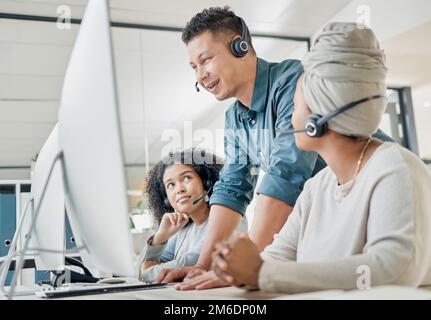 Kundensupportkommunikation, Computer- oder Callcenter-Manager, der mit einem Telefonmikrofon arbeitet, kontaktieren Sie uns CRM oder den Kundendienst. E-Commerce Stockfoto