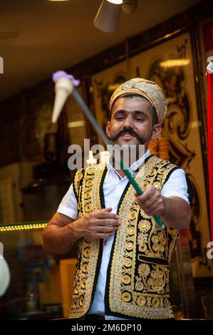 Traditionelle türkische Eis Verkäufer entlang der Istiklal Straße auf der europäischen Seite von Istanbul, Türkei Stockfoto