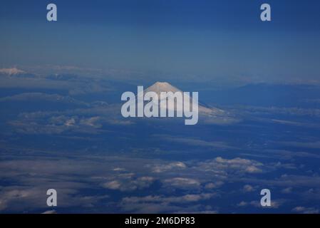 Blick auf den heiligen Berg Fuji vom Flugzeug aus gesehen, verschneiter Gipfel in der Wintersaison Stockfoto