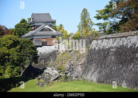 Schloss Kumamoto während der Bauarbeiten nach einem Erdbeben im Jahr 2016, eine große und gut befestigte Holzburg Stockfoto