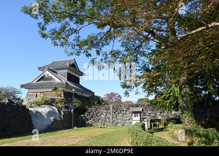 Schloss Kumamoto während der Bauarbeiten nach einem Erdbeben im Jahr 2016, eine große und gut befestigte Holzburg Stockfoto