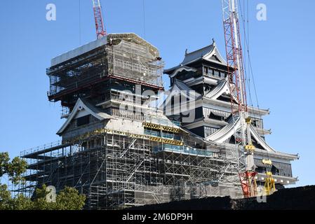 Schloss Kumamoto während der Bauarbeiten nach einem Erdbeben im Jahr 2016, eine große und gut befestigte Holzburg Stockfoto