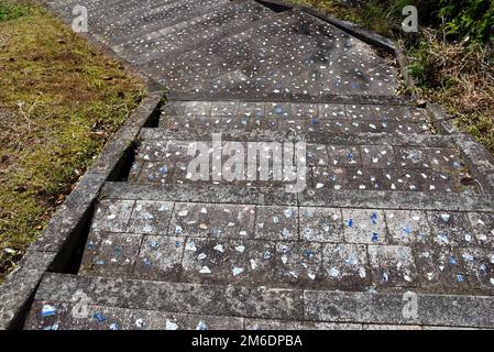 Zerbrochene Porzellanstücke aus traditionellem Arita-Porzellan mit unterglasierter blauer Dekoration Stockfoto