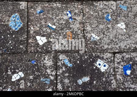 Zerbrochene Porzellanstücke aus traditionellem Arita-Porzellan mit unterglasierter blauer Dekoration Stockfoto