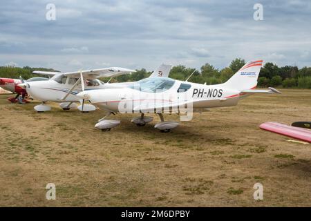 Hasselt. Limburg - Belgien 27-08-2022. Einmotorige Flugzeuge mit verschiedenen Modifikationen. Öffentliche Ausstellung von Oldtimer-Flugzeugen auf dem Rasen-Flugplatz Stockfoto