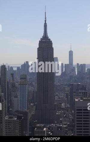 Aufnahme des Empire State Building von der Aussichtsplattform „Top of the Rock“ Stockfoto