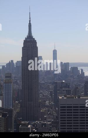 Aufnahme des Empire State Building von der Aussichtsplattform „Top of the Rock“ Stockfoto