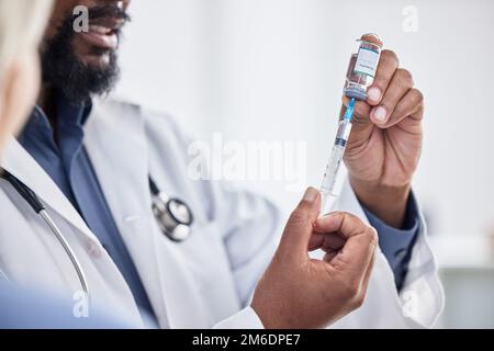 Arzt, Hände und Flasche für Impfstoff im Labor, um Virusbakterien zu stoppen und für Covid zu heilen für das Gesundheitswesen. Ärzte, Teamarbeit und Forschung für Covid 19 in Stockfoto