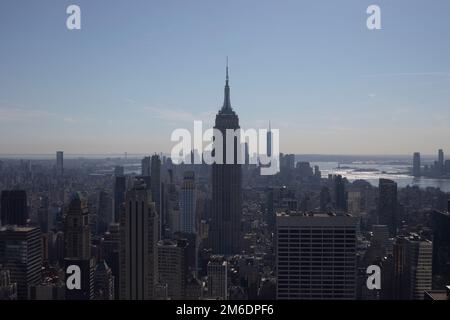 Aufnahme des Empire State Building von der Aussichtsplattform „Top of the Rock“ Stockfoto