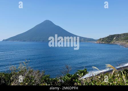 Blick auf den berühmten Vulkan Kaimondake im Süden Japans, die Präfektur Kagoshima, den blauen Himmel und großartiges Wetter Stockfoto