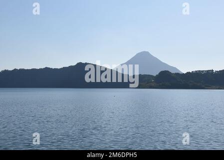 Blick auf den berühmten Vulkan Kaimondake im Süden Japans, die Präfektur Kagoshima, den blauen Himmel und großartiges Wetter Stockfoto