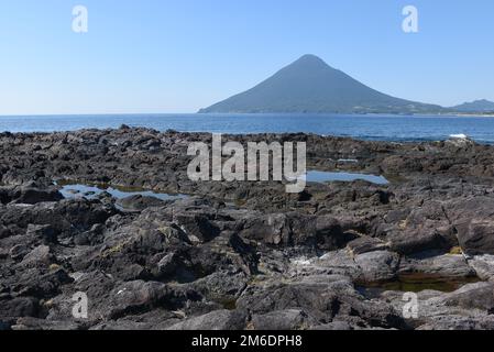 Blick auf den berühmten Vulkan Kaimondake im Süden Japans, die Präfektur Kagoshima, den blauen Himmel und großartiges Wetter Stockfoto