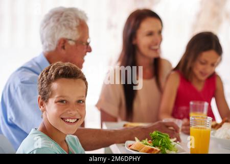 Familienessen machen immer Spaß. Eine Familie, die zusammen zu Mittag isst. Stockfoto