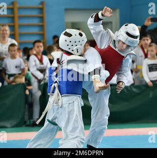 Orenburg, Russland - 19. Oktober 2019: Jungs treten im Taekwondo beim Orenburg Open Taekwondo Champi an Stockfoto