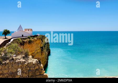 Kleine Kapelle Igreja de Nossa Senhora da Rocha im Dorf Rocha an der Algarve in Portugal Stockfoto