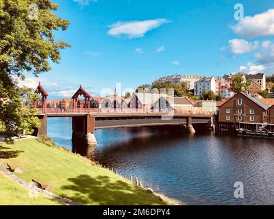 Trondheims Lagerhäuser und die Gamle Bybro Brücke am Fluss Nidelva Stockfoto