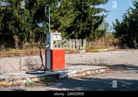 Alte vintage überholt Benzin Kraftstoff gas Spender in ehemaligen Tankstelle verlassen Stockfoto