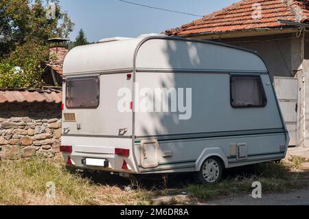 Blick auf den alten Oldtimer in der Nähe des Landhauses am sonnigen Tag Stockfoto