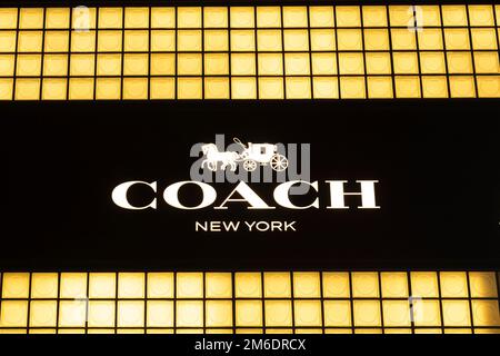 Tokio, Japan. 3. Januar 2023. Ein Coach New York Flagship Store in Ginza. Das amerikanische Modehaus stellt Lederhandtaschen, Taschen und Modeaccessoires her und unterhält enge Partnerschaften mit dem italienischen Hersteller von Brillen Luxottica. Coach gehört Tapestry, Inc., einer multinationalen Holdinggesellschaft mit einem Portfolio, darunter Kate Spade New York und Stuart Weitzman, NYSE, gelistet als $TPR und geleitet von CEO Joanne Crevoiserat. Ginza ist ein beliebtes, gehobenes Einkaufsviertel, bekannt für seine Auswahl an Luxusgeschäften und Reichtum an der Fifth Avenue. Es liegt neben der Stadt Chiyoda, der Heimat des Kaiserpalastes Stockfoto