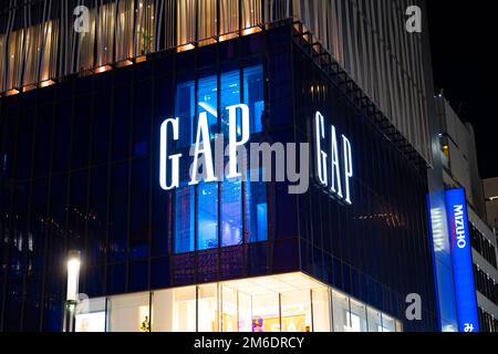 Tokio, Japan. 3. Januar 2023. Ein Gap-Bekleidungsgeschäft in Ginza. Gap Inc. Mit Sitz in San Francisco besitzt Banana Republic, Old Navy und Athleta und wurde 1969 von Donald Fisher und Doris F. Fisher gegründet. Unter der Leitung von CEO Bob L. Martin kündigte Gap an, dass sie die Zusammenarbeit mit Rapper Kanye West (der jetzt von Ye West spricht) aufgrund seiner angeblich antisemitischen Äußerungen auf Twitter und White Lives Matter Kontroverse während seiner Yeezy Season 9 Show auf der Paris Fashion Week einstellen werden. Die Yeezy Gap Collaborations war eine der beliebtesten Kleidungslinien des Einzelhandelsgeschäfts. Ginza ist ein Po Stockfoto