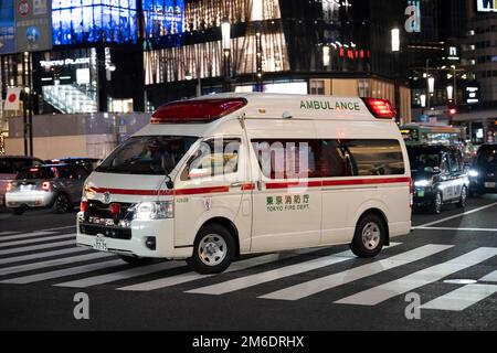 Tokio, Japan. 3. Januar 2023. Ein Krankenwagen-Team der Feuerwehr von Tokio mit Sanitätern und Rettungssanitätern, die auf einen medizinischen Anruf reagieren, um einen Patienten, der medizinische Hilfe benötigt, in ein lokales Krankenhaus von Ginza zu transportieren.Ginza ist ein beliebtes, gehobenes Einkaufsviertel bekannt für seine Fifth Avenue-ähnliche Auswahl an Luxusgeschäften Und Reichtum. Es liegt neben der Stadt Chiyoda, der Heimat des Kaiserpalastes und des Sitzes der japanischen Regierung. (Kreditbild: © Taidgh Barron/ZUMA Press Wire) Stockfoto