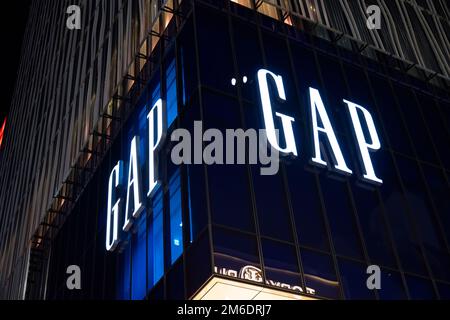 Tokio, Japan. 3. Januar 2023. Ein Gap-Bekleidungsgeschäft in Ginza. Gap Inc. Mit Sitz in San Francisco besitzt Banana Republic, Old Navy und Athleta und wurde 1969 von Donald Fisher und Doris F. Fisher gegründet. Unter der Leitung von CEO Bob L. Martin kündigte Gap an, dass sie die Zusammenarbeit mit Rapper Kanye West (der jetzt von Ye West spricht) aufgrund seiner angeblich antisemitischen Äußerungen auf Twitter und White Lives Matter Kontroverse während seiner Yeezy Season 9 Show auf der Paris Fashion Week einstellen werden. Die Yeezy Gap Collaborations war eine der beliebtesten Kleidungslinien des Einzelhandelsgeschäfts. Ginza ist ein Po Stockfoto