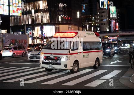 Tokio, Japan. 3. Januar 2023. Ein Krankenwagen-Team der Feuerwehr von Tokio mit Sanitätern und Rettungssanitätern, die auf einen medizinischen Anruf reagieren, um einen Patienten, der medizinische Hilfe benötigt, in ein lokales Krankenhaus von Ginza zu transportieren.Ginza ist ein beliebtes, gehobenes Einkaufsviertel bekannt für seine Fifth Avenue-ähnliche Auswahl an Luxusgeschäften Und Reichtum. Es liegt neben der Stadt Chiyoda, der Heimat des Kaiserpalastes und des Sitzes der japanischen Regierung. (Kreditbild: © Taidgh Barron/ZUMA Press Wire) Stockfoto