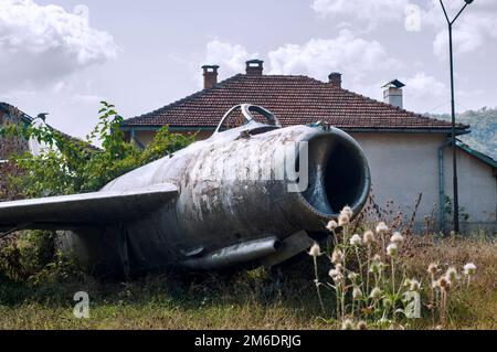 Der alte vernachlässigte russische Flugzeugjäger MIG-17 auf der Dorfwiese Stockfoto