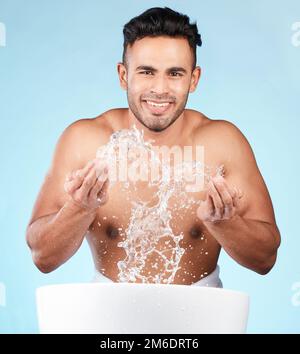 Reinigung, Wasserspritzer und Porträt eines Mannes, der mit Selbstpflege, Gesichts- und Körperhygiene zufrieden ist. Wassertropfen, Hautpflegemittel im Badezimmer Stockfoto