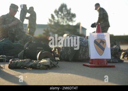 USA Soldaten der 1. Geschwader, 7. Kavallerie, 1. Kavalleriedivision, packen persönliche Ausrüstung während eines Layouts als Teil der Aktivitäten des Sullivan-Cup-Wettkampfs am 25. April 2022 in Fort Benning, Georgia, aus. Der Sullivan Cup ist ein alle zwei Jahre stattfindender Wettbewerb in Fort Benning, Georgia, um die besten Panzerbesatzungen aus der gesamten Rüstungsabteilung der USA streng zu testen und zu bewerten Marinekorps und internationale Partner. Stockfoto